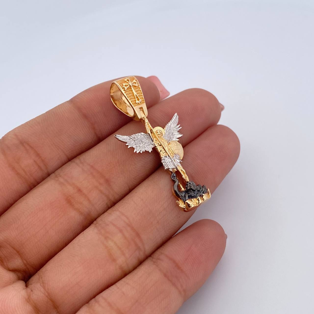 Pendant San Miguel Arcangel 4.7gr / 3.8cm / Tres Oros 18K $