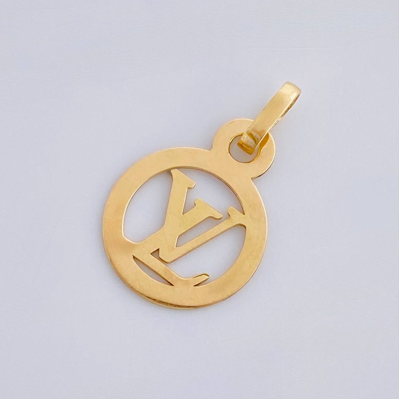 Dije Circulo Letra 0.5 g / 3/4 in Oro Amarillo 18K