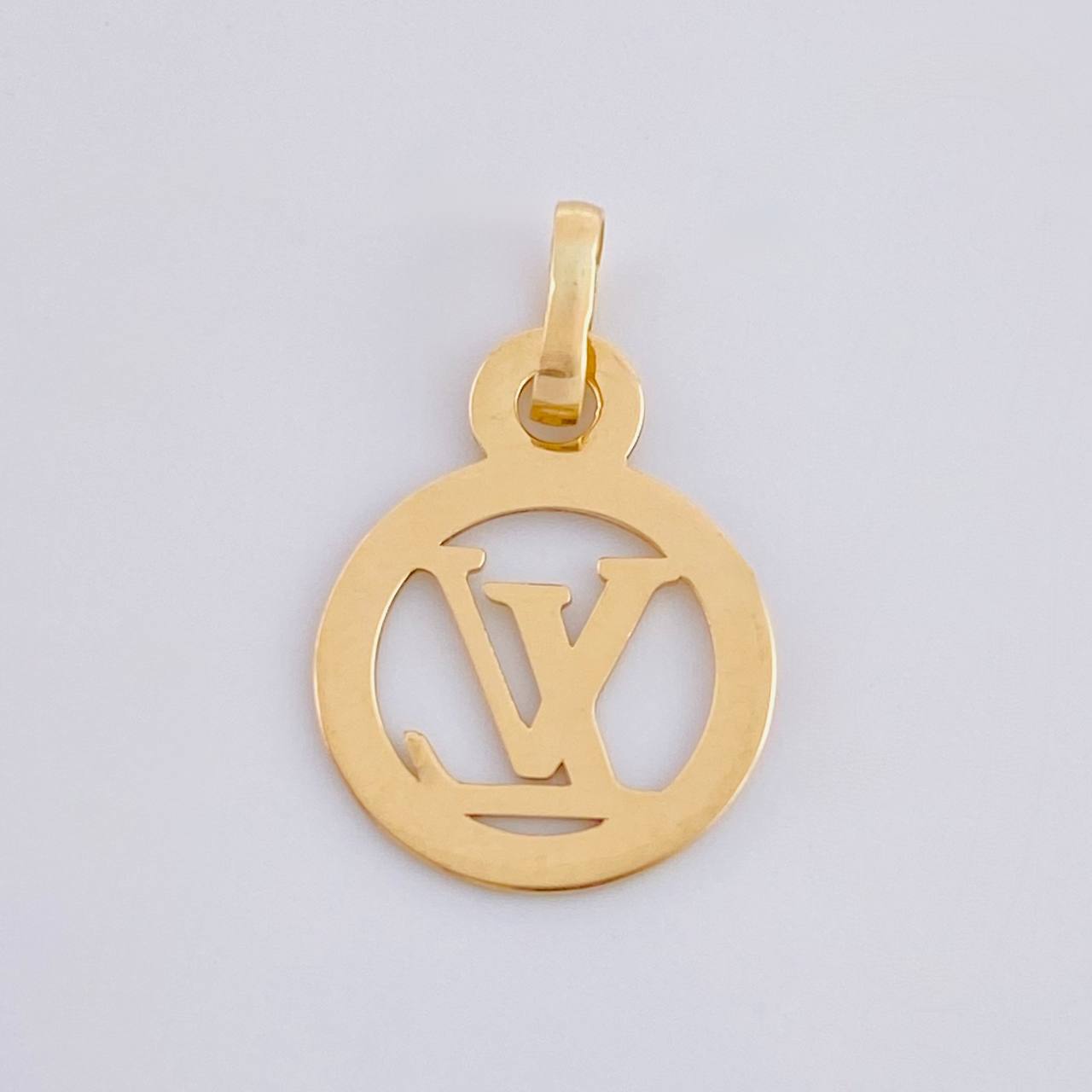 Dije Circulo Letra 0.5 g / 3/4 in Oro Amarillo 18K