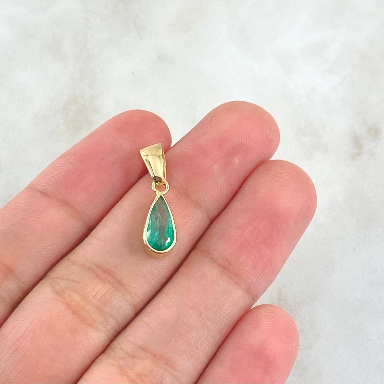 Dije Gota Lisa 0.95gr / 2cm / Esmeralda 94pts Oro Amarillo 18K (Joya) ©