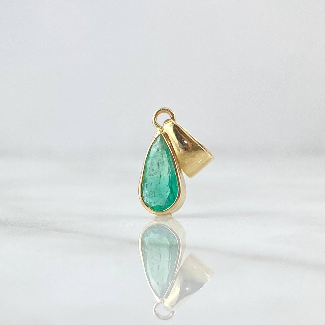 Dije Gota Lisa 0.95gr / 2cm / Esmeralda 94pts Oro Amarillo 18K (Joya) ©