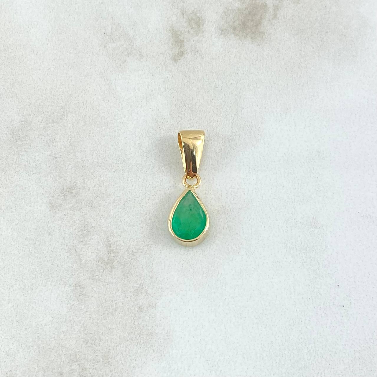 Dije Gota Lisa 0.95gr / 1.9cm / Esmeralda 77pts Oro Amarillo 18K (Joya) ©