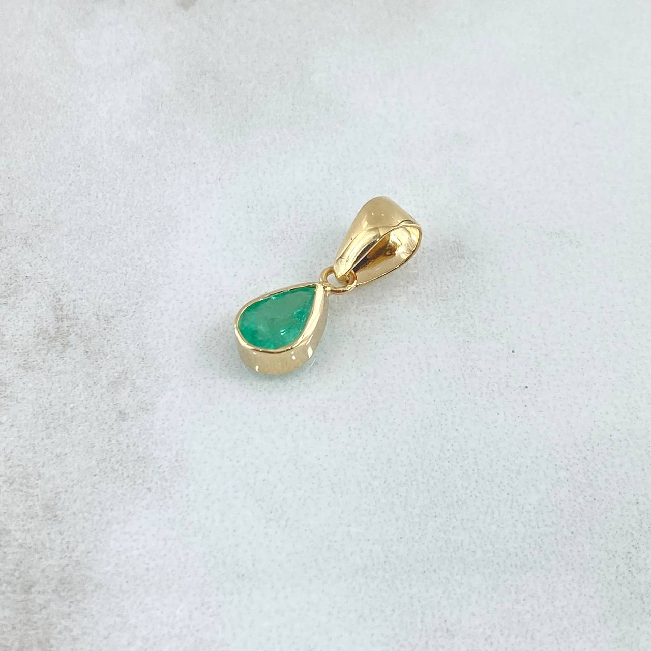 Dije Gota Lisa 0.9gr / 1.8cm / Esmeralda 58pts Oro Amarillo 18K (Joya) ©