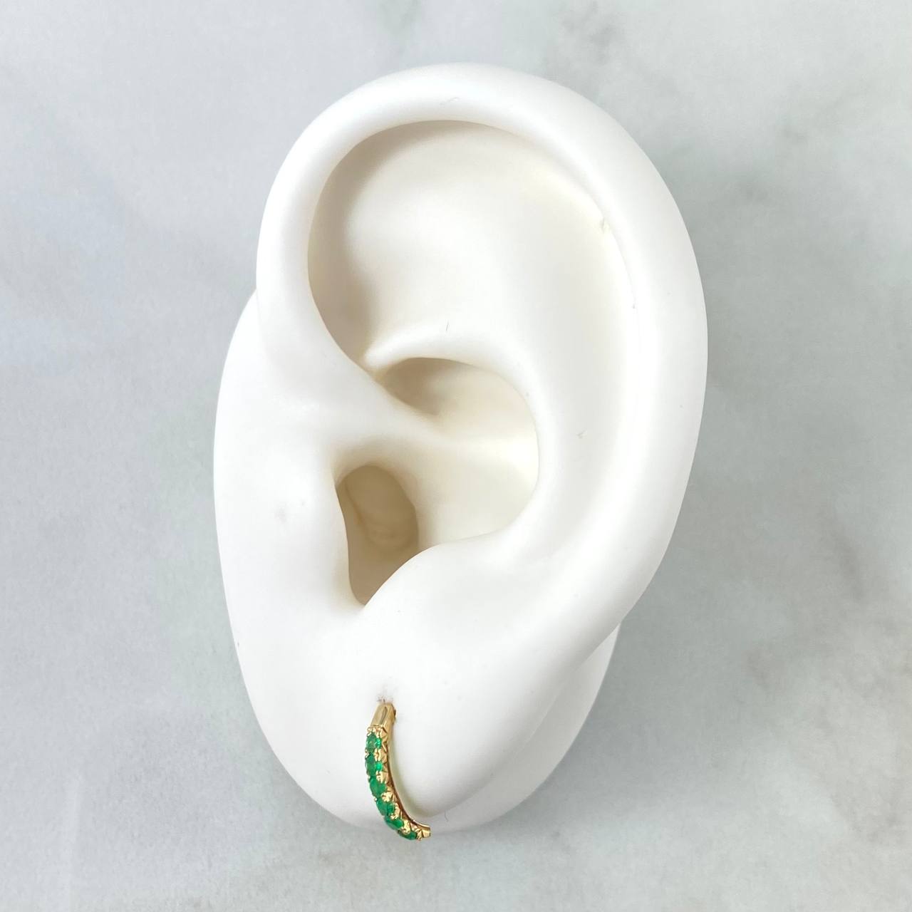 Topos Ola Curva 0.8gr / 1.1cm / Esmeraldas 25Pts Oro Amarillo 18K (Joya)