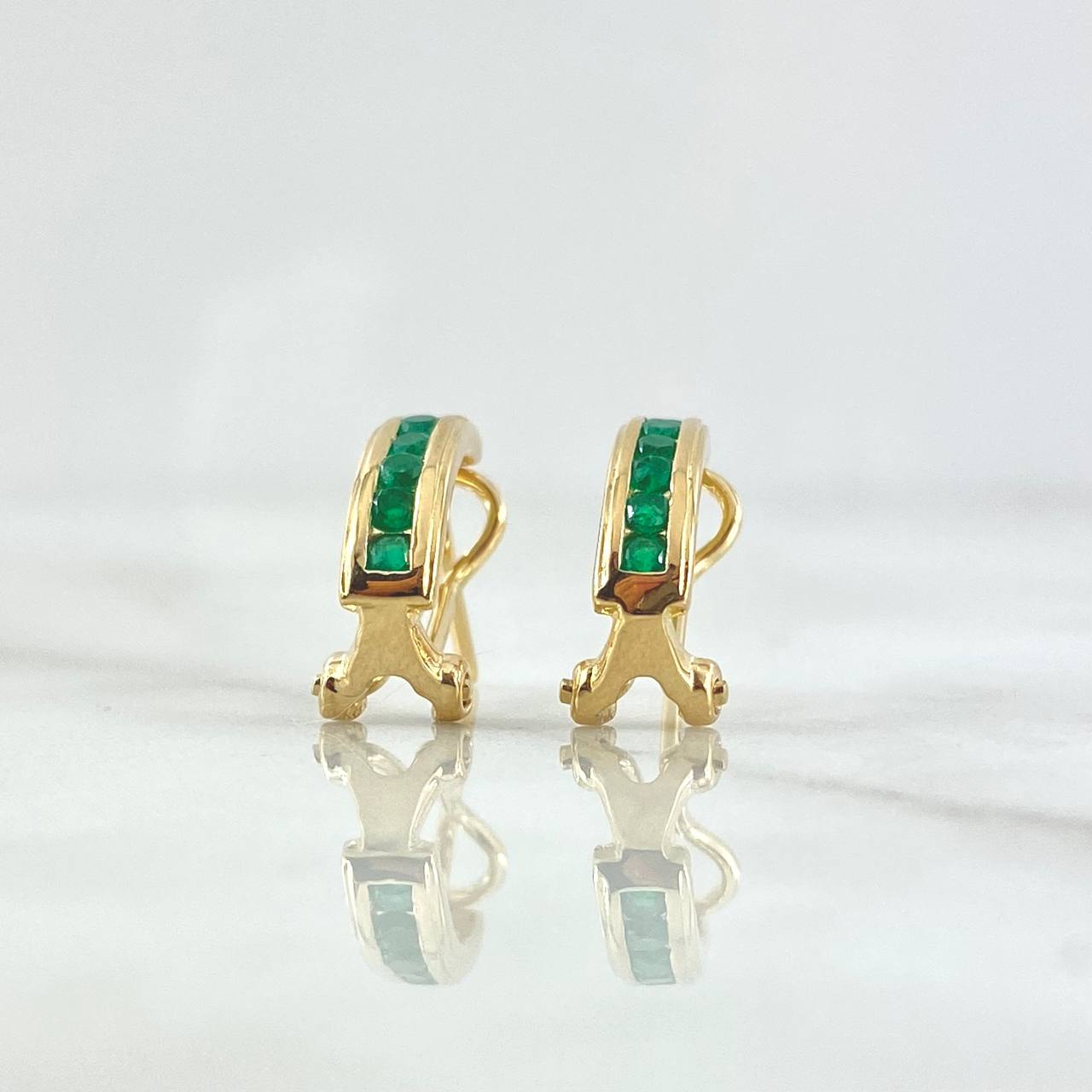 Candongas Omega Carril Lineal 3.55gr / 1.6cm / Esmeraldas 46Pts Oro Amarillo 18K (Joya)