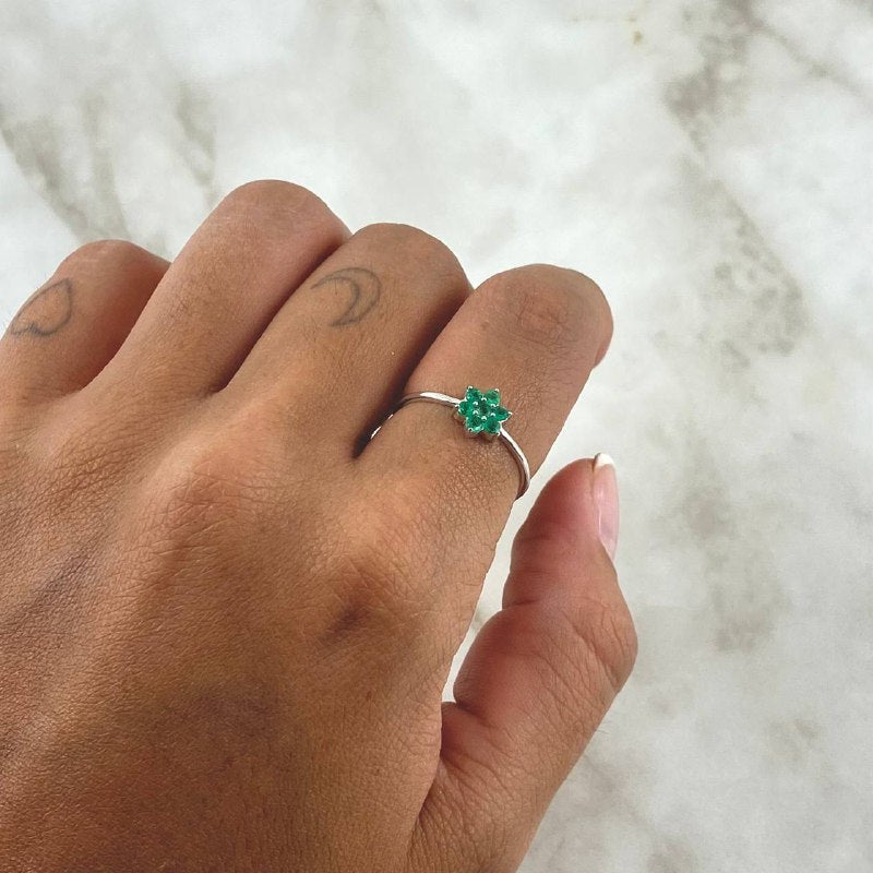 Six-Petal Flower Ring 1.3gr / Size 7 / Emeralds 07Pts 18K White Gold (Jewel)