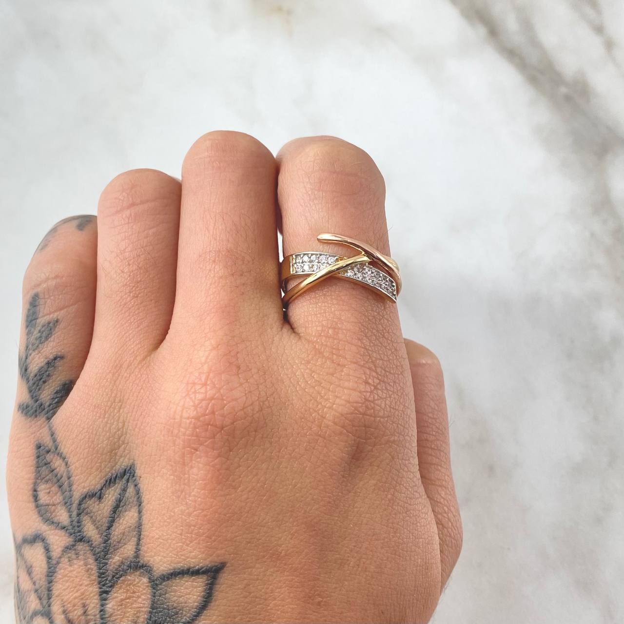 Crossed Ring 3.6gr / Size 6 1/4 / 18K Gold