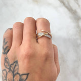 Crossed Ring 3.6gr / Size 6 1/4 / 18K Gold