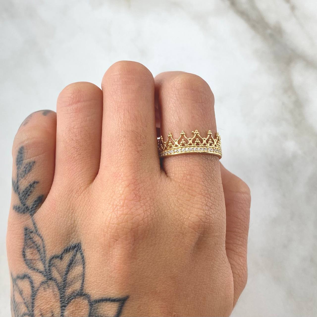 Crown Ring 2.6gr / Size 7 1/4 / 18K Gold -
