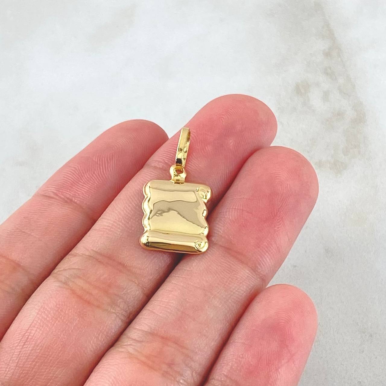 Pendant Scroll Plate 0.75gr / 2.2cm (0.9in) / 18K Gold
