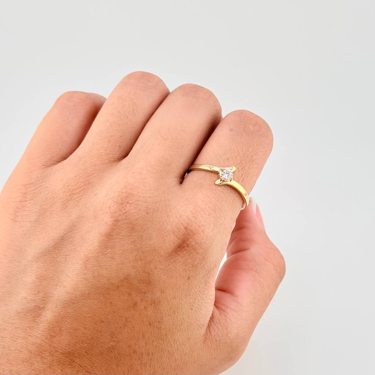 Anillo Solitario Cruzado 1.8g / T4 3/4 Oro Amarillo 18K