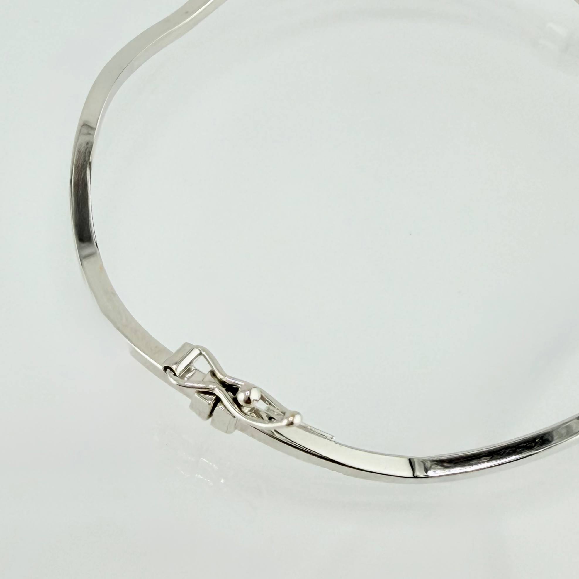 Pulso Aro Liso Ondulado 2.85gr / 7 in / 2mm Oro Blanco +4 18K ©