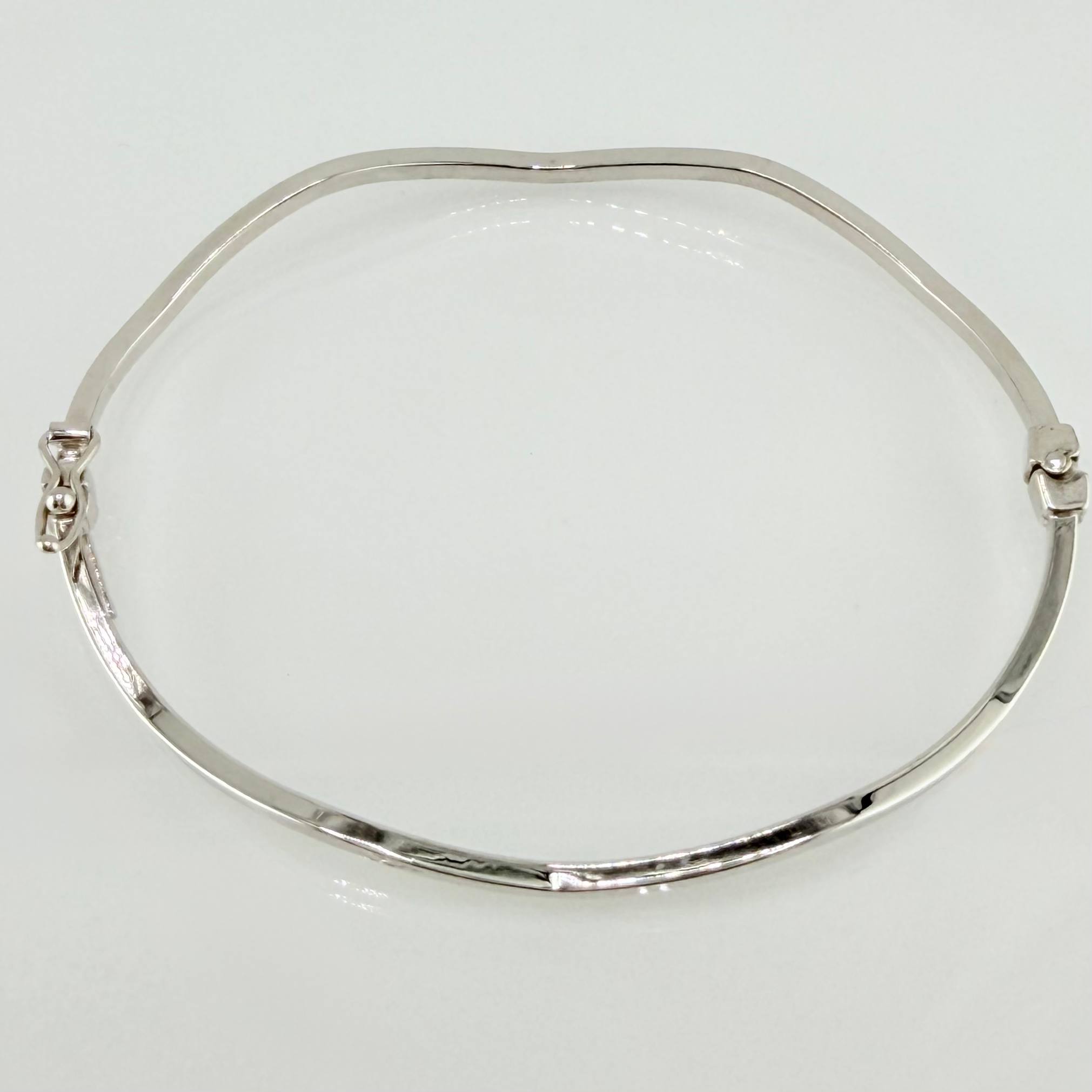 Pulso Aro Liso Ondulado 2.85gr / 7 in / 2mm Oro Blanco +4 18K ©