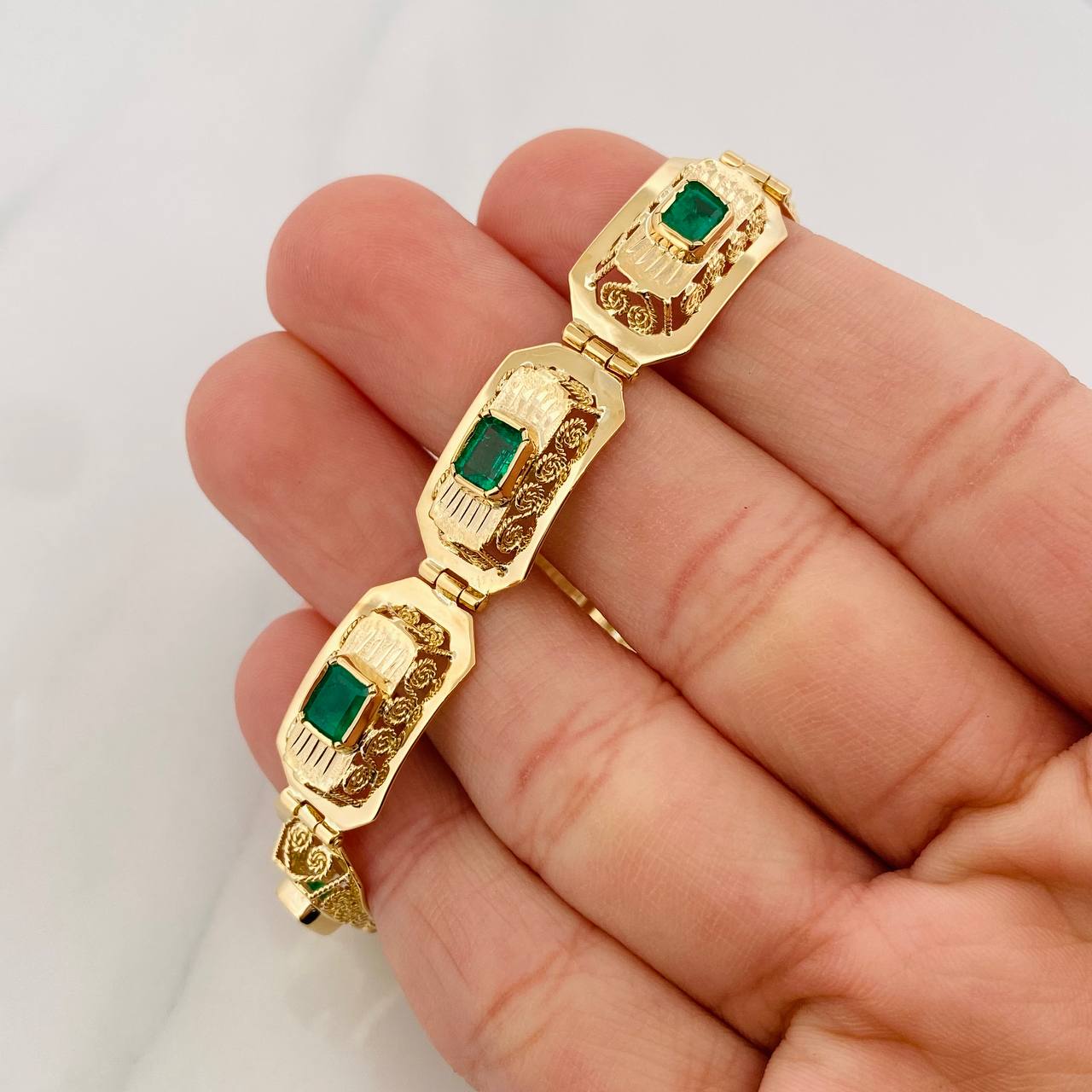 Pulso Imperial Esmeraldas 2.7qts 18.95g / 8 1/4 in / 10.32mm Oro Amarillo 18K