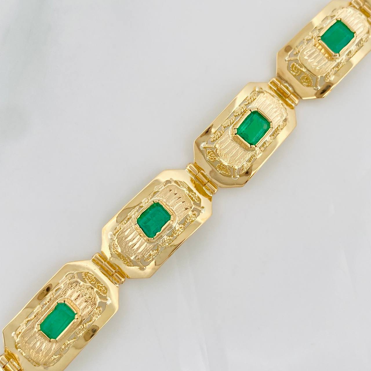 Pulso Imperial Esmeraldas 2.7qts 18.95g / 8 1/4 in / 10.32mm Oro Amarillo 18K
