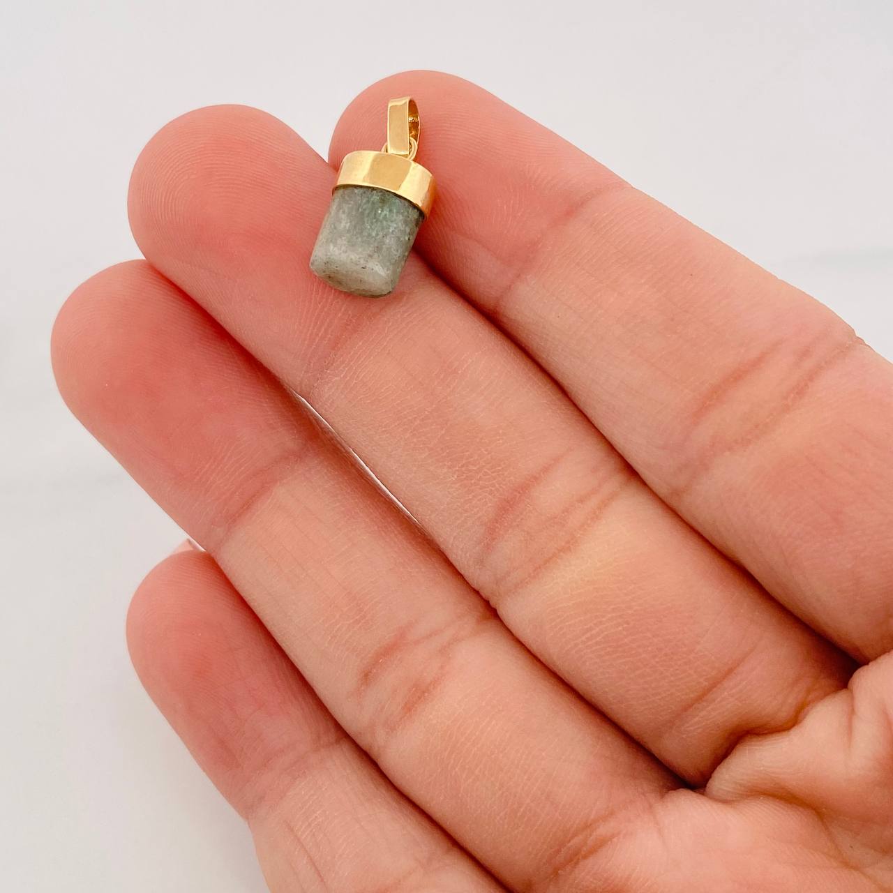 Dije Morralla Esmeralda 0.8g / 3/4 in Oro Amarillo 18K