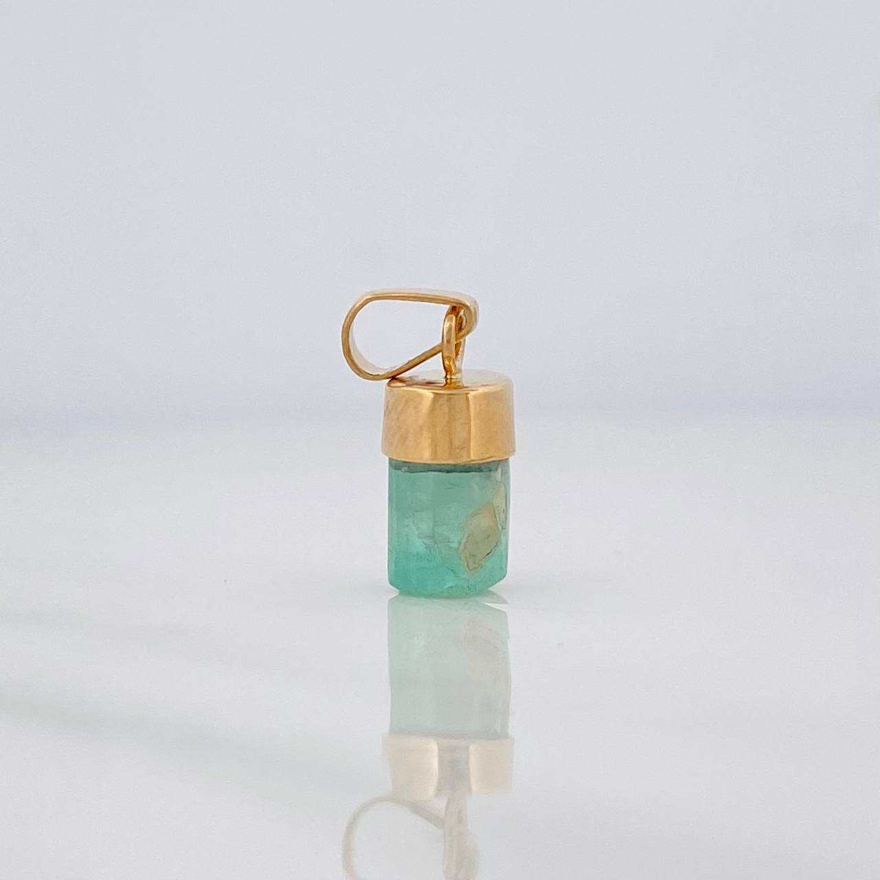 Rough Emerald Pendant 0.4g / 1/2 in 18K Yellow Gold