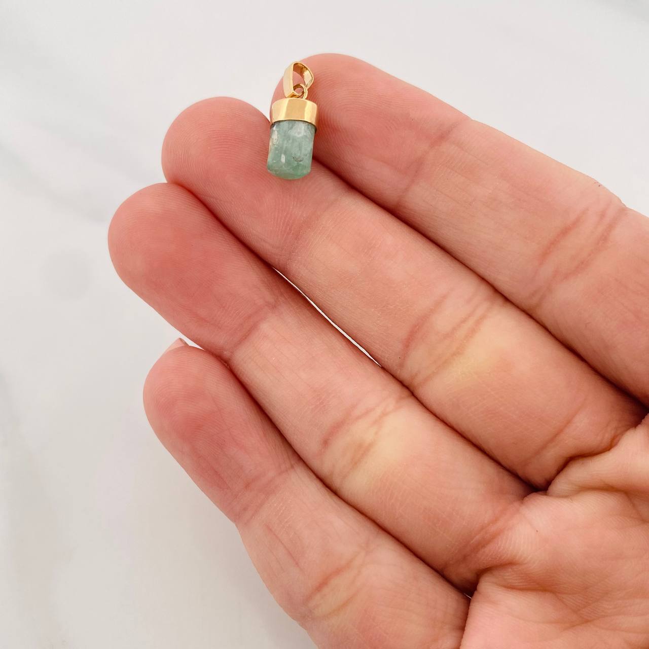 Rough Emerald Pendant 0.4g / 1/2 in 18K Yellow Gold