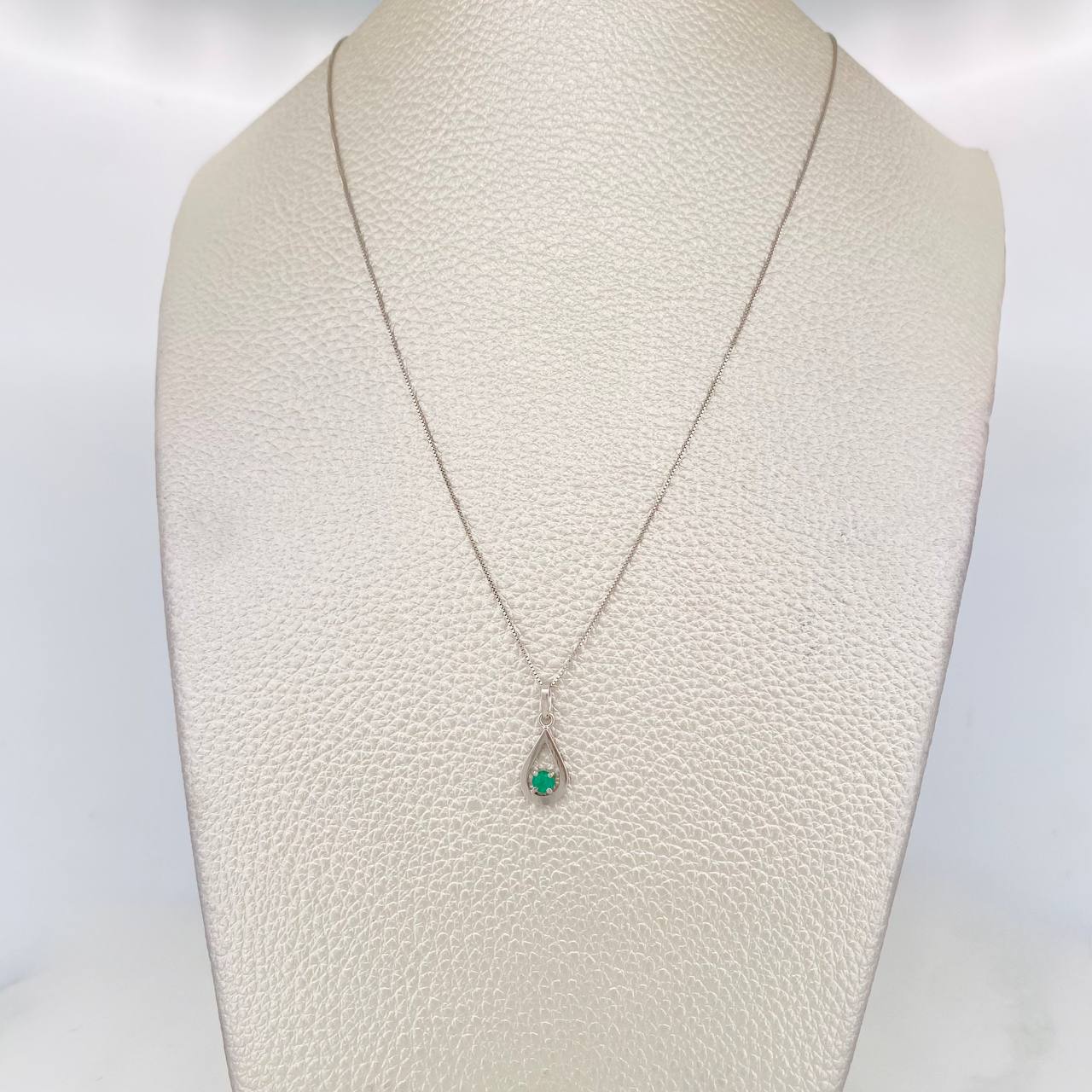 Set Cadena Veneciana + Dije Gota Esmeralda 9pts / 1.55g / 18 in Oro Blanco 18K