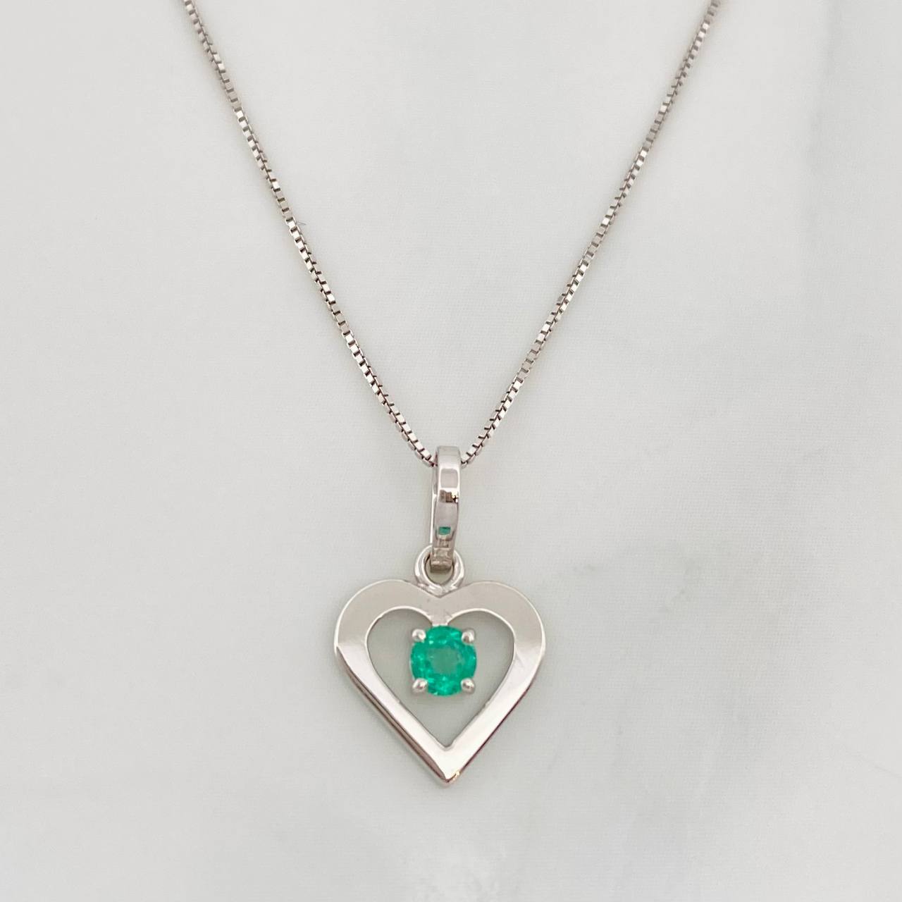 Set Cadena Veneciana + Dije Corazon Esmeralda 9pts / 1.5g / 18 in Oro Blanco 18K