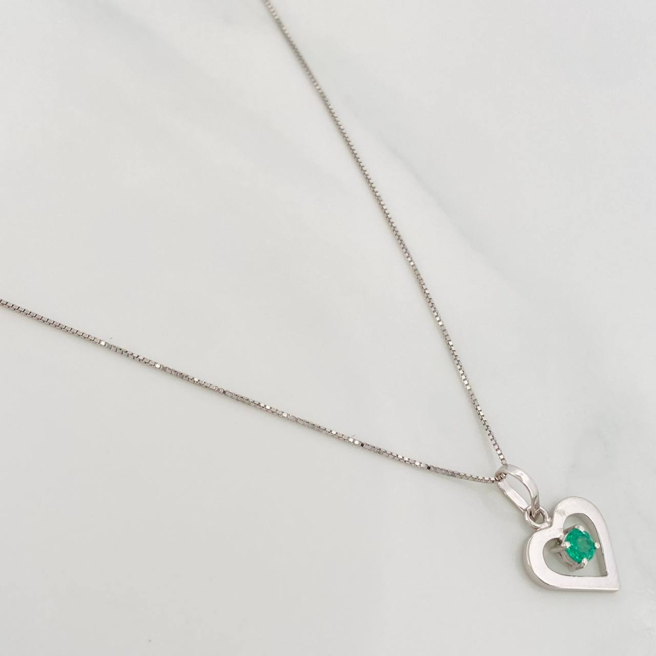 Set Cadena Veneciana + Dije Corazon Esmeralda 9pts / 1.5g / 18 in Oro Blanco 18K