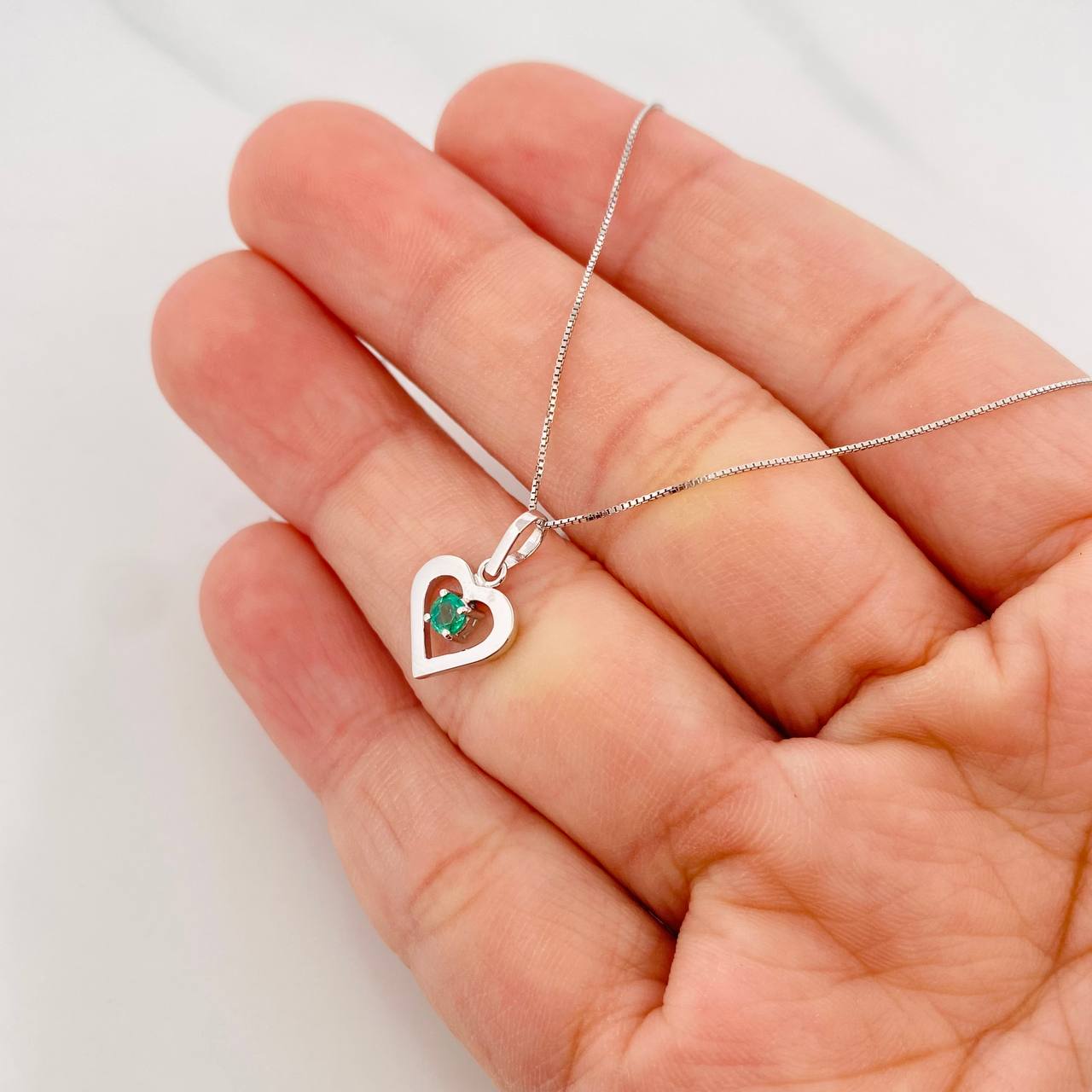 Set Cadena Veneciana + Dije Corazon Esmeralda 9pts / 1.5g / 18 in Oro Blanco 18K