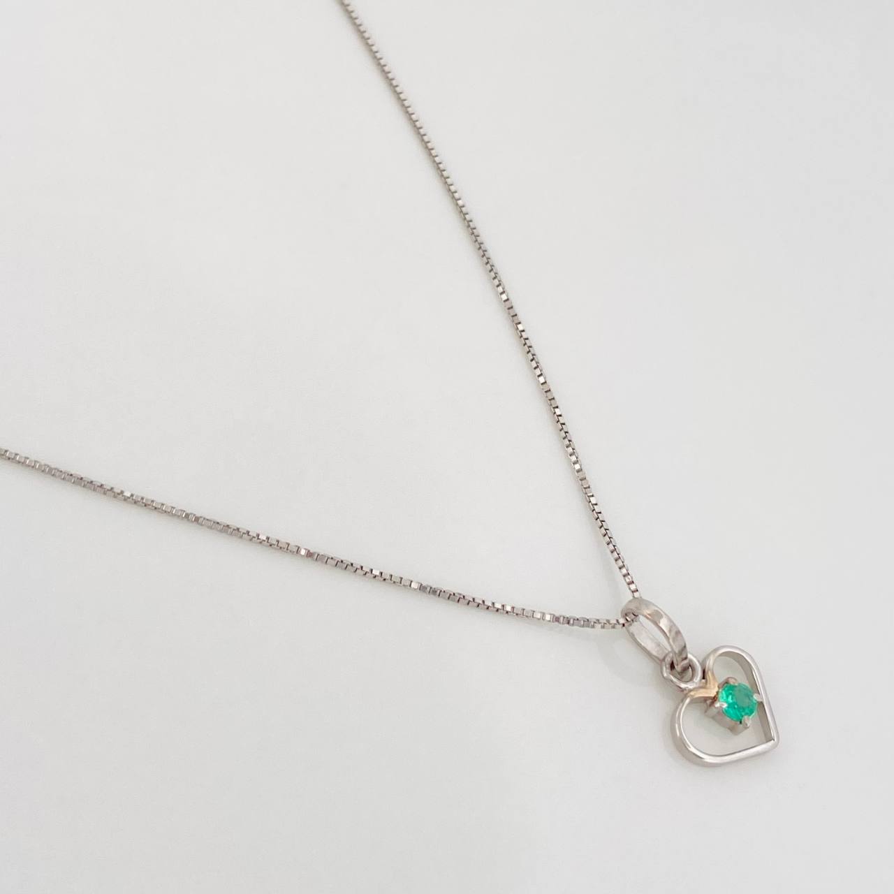 Set Cadena Veneciana + Dije Corazon Esmeralda 0.3pts / 1.3g / 18 in Oro Blanco 18K