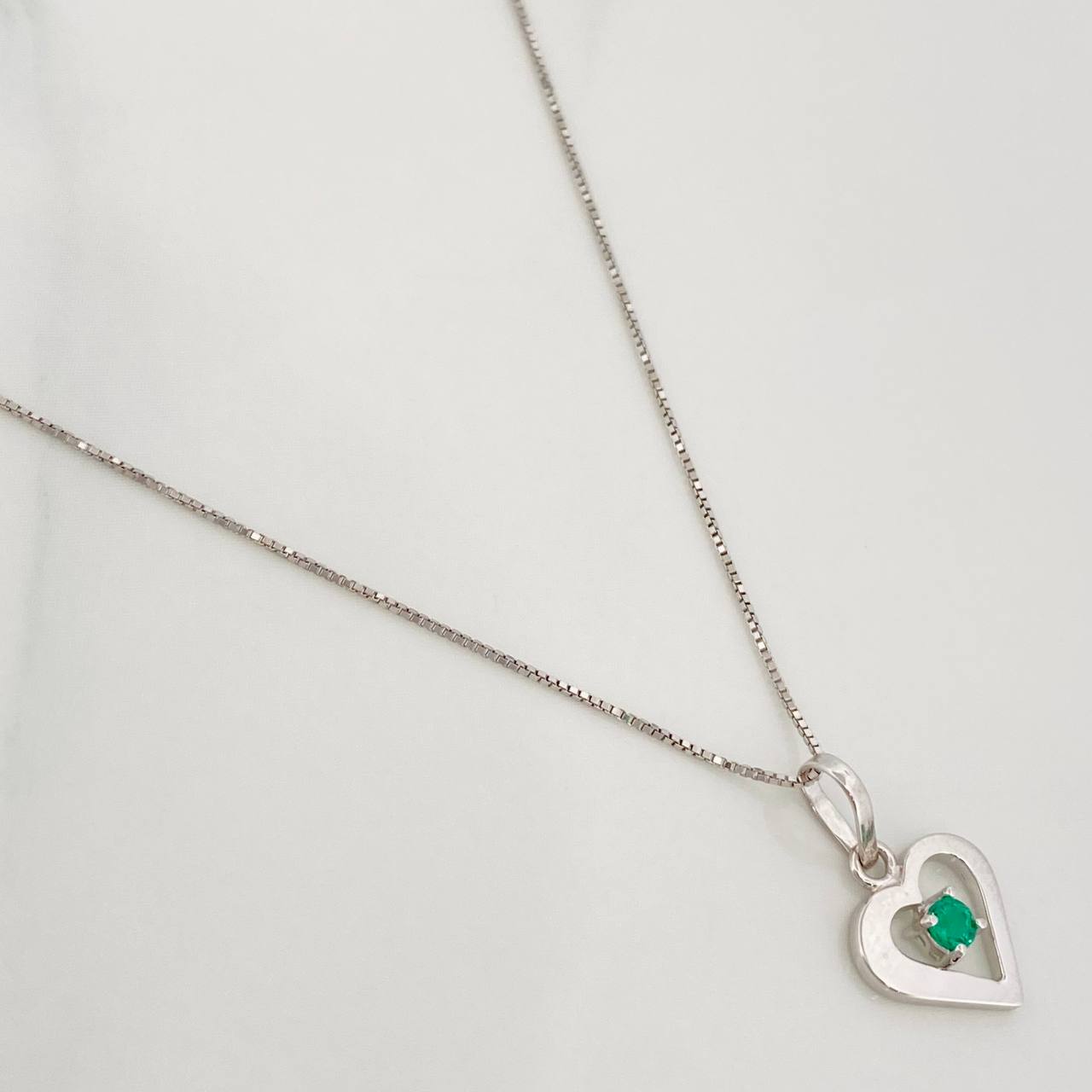 Set Cadena Veneciana + Dije Corazon Esmeralda 0.4pts / 1.45g / 18 in Oro Blanco 18K