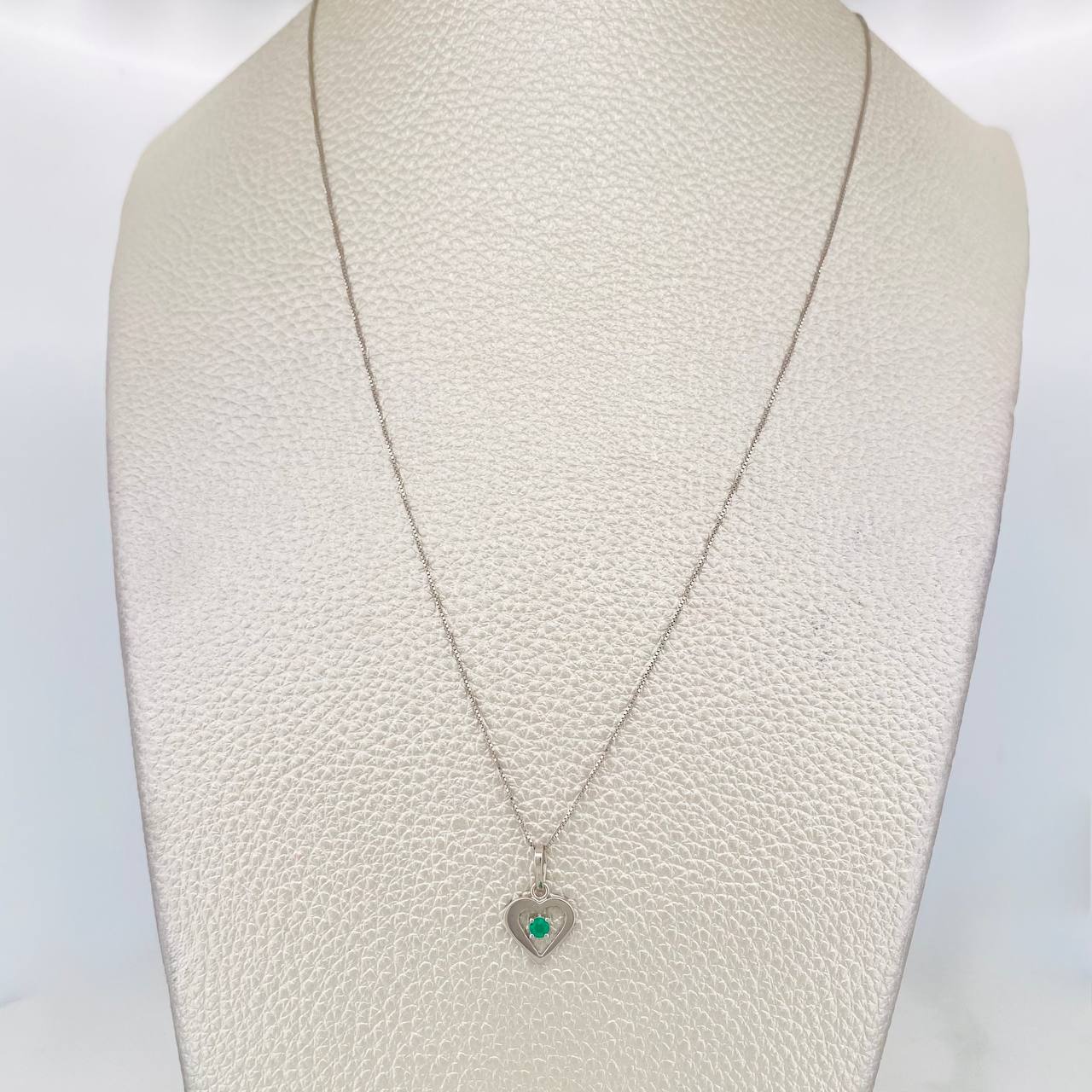 Set Cadena Veneciana + Dije Corazon Esmeralda 0.4pts / 1.45g / 18 in Oro Blanco 18K