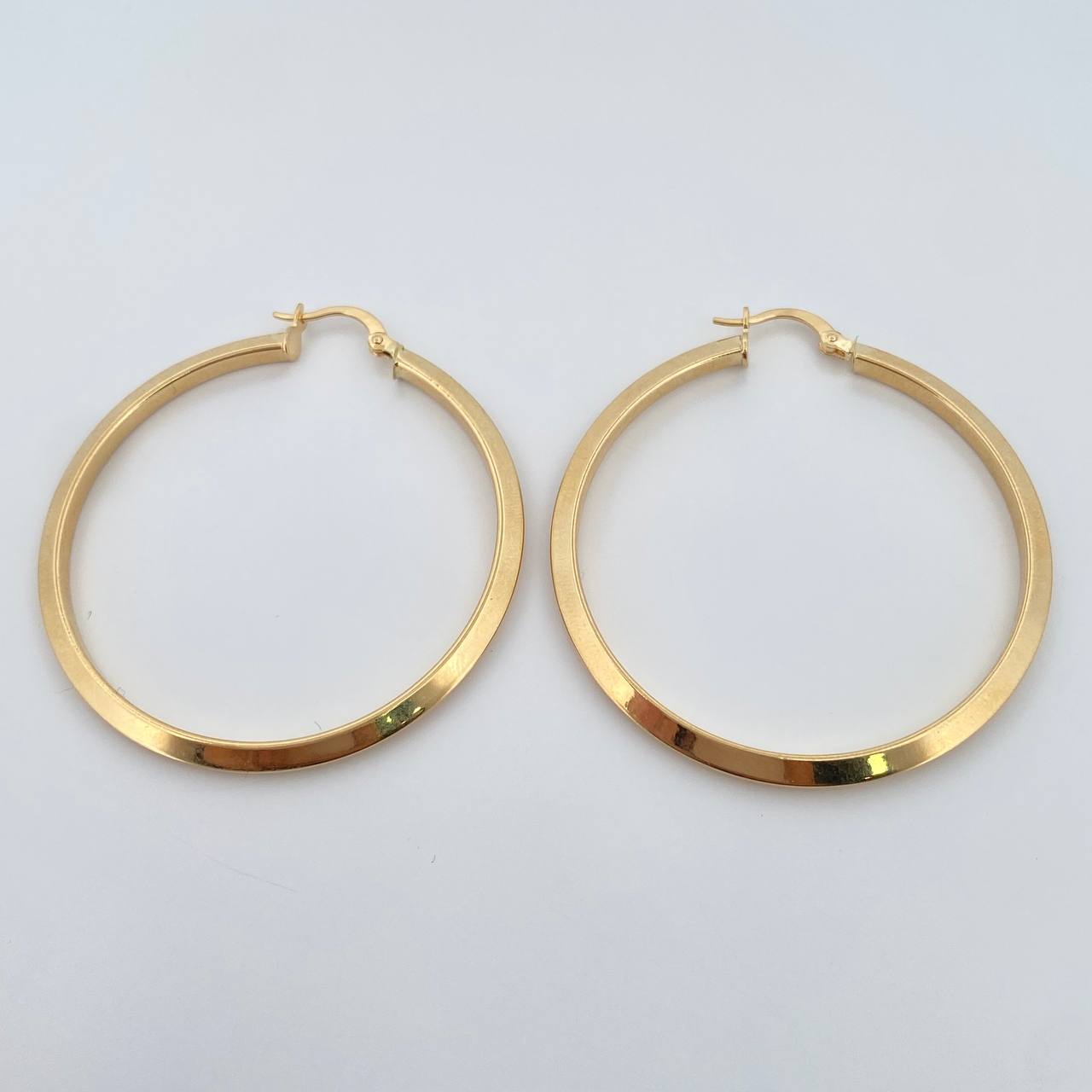 Clau Hoop Earrings 4.4gr / 1 1/2 in / 18K Gold