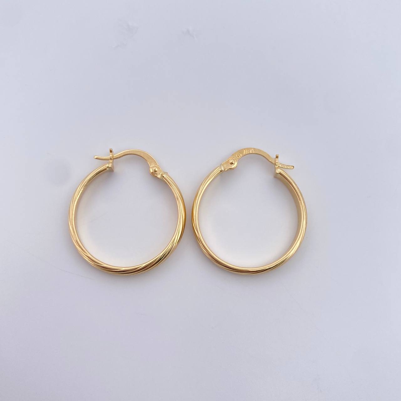 Candongas Nati 1.7gr / 2.4cm / Rayadas Oro Amarillo 18K $