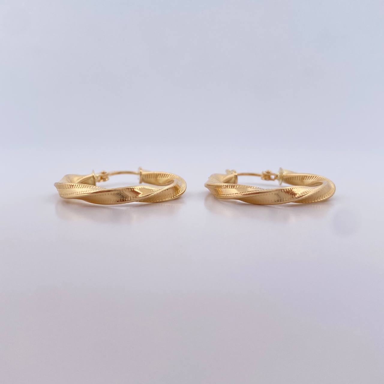 Candongas Deis 2.55gr / 2.7cm / Rayadas Oro Amarillo 18K $