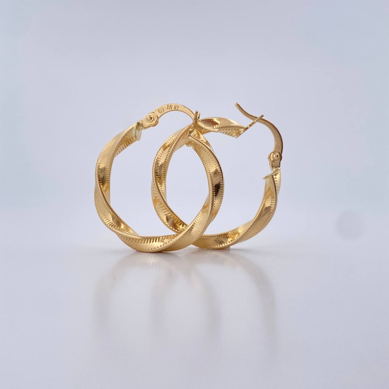 Candongas Deis 2.55gr / 2.7cm / Rayadas Oro Amarillo 18K $