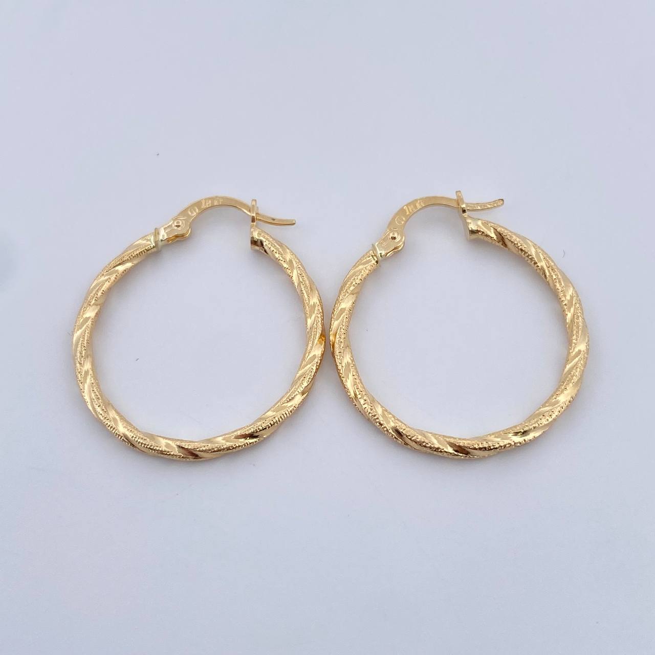 Candongas Sami 1.55gr / 2.8cm / Punteadas Oro Amarillo 18K $