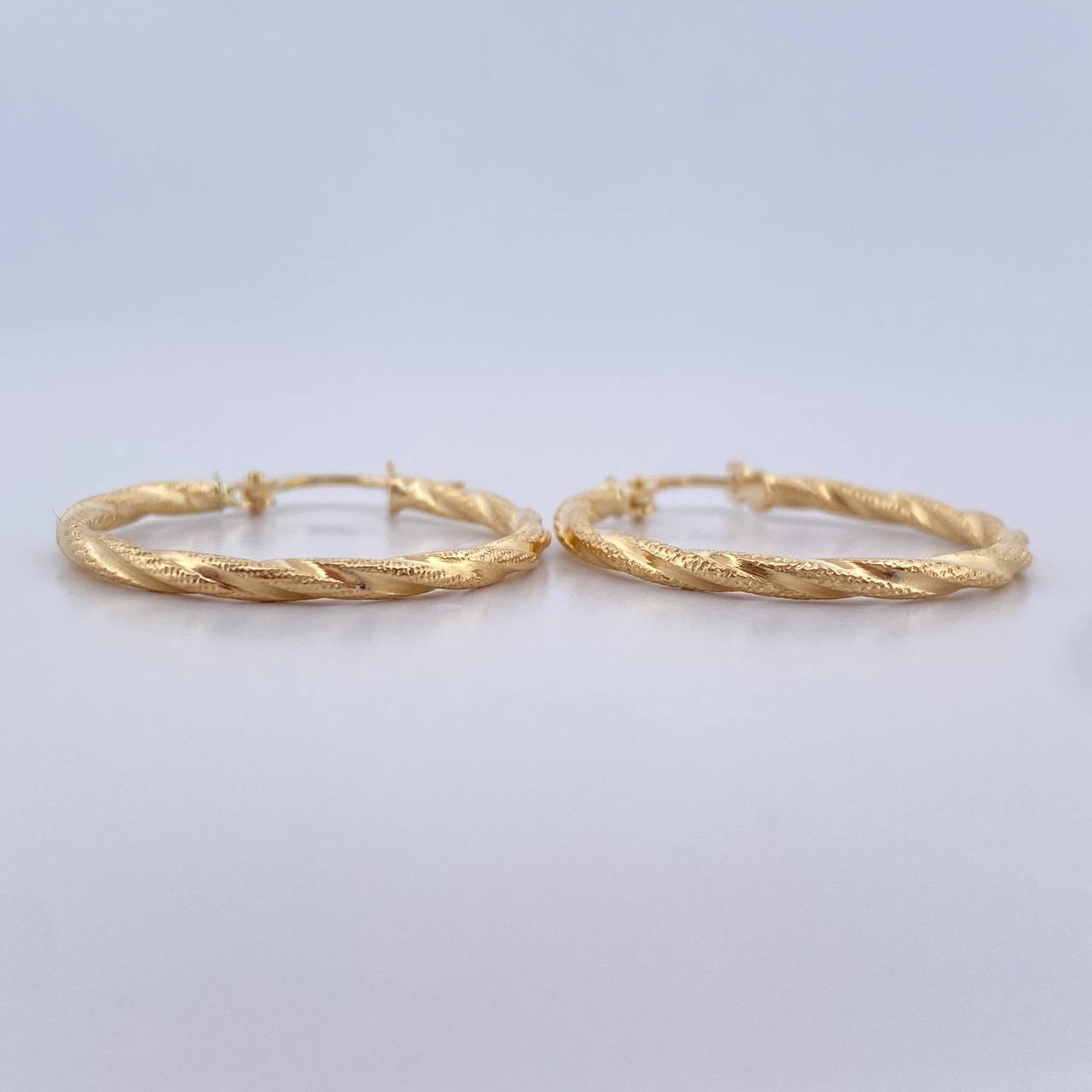 Candongas Sami 1.55gr / 2.8cm / Punteadas Oro Amarillo 18K $