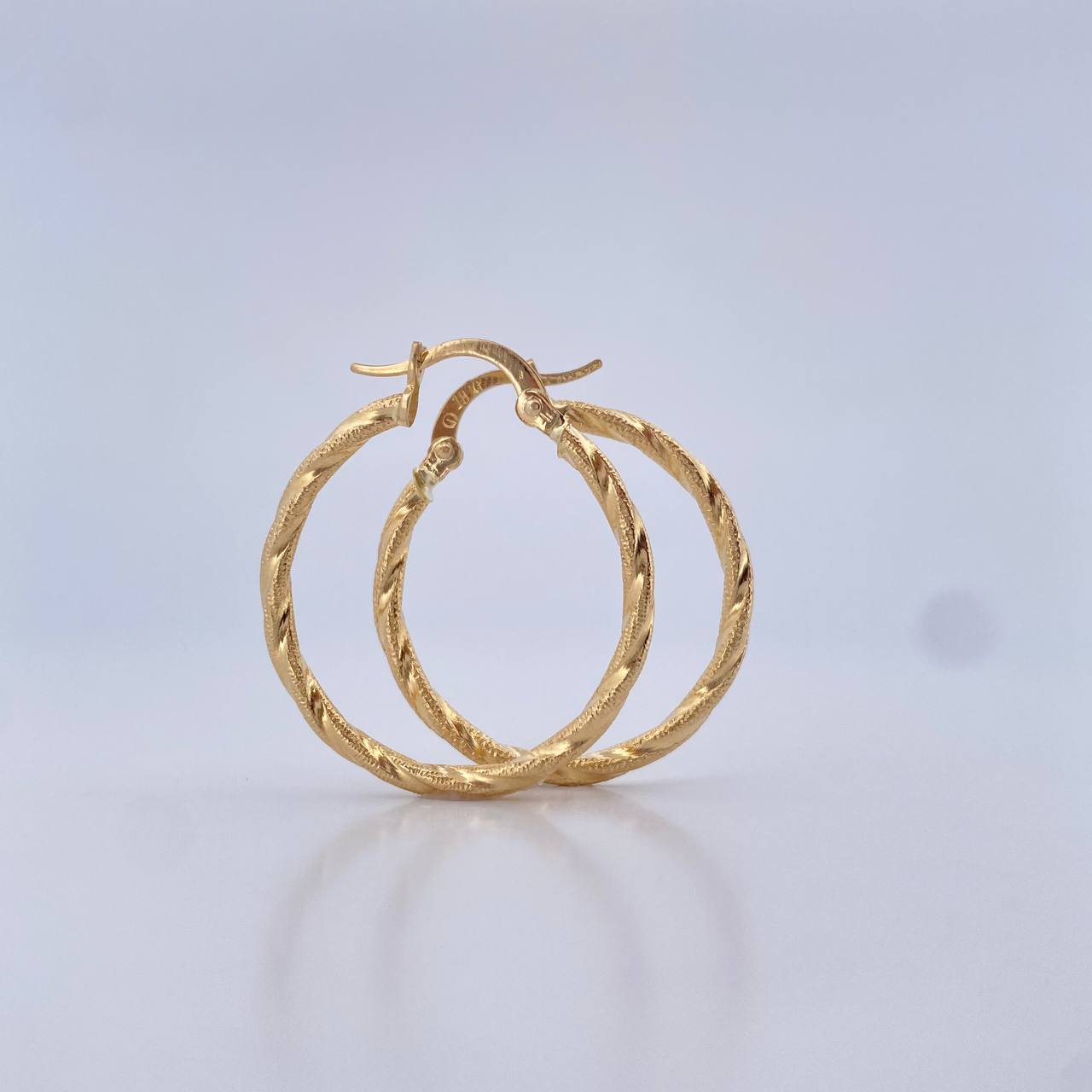Candongas Sami 1.55gr / 2.8cm / Punteadas Oro Amarillo 18K $