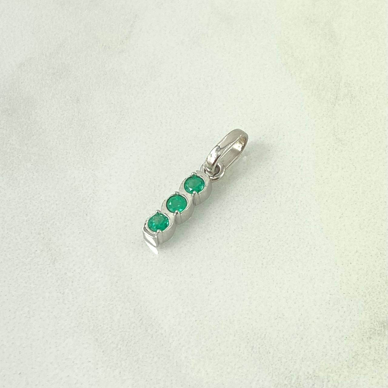 Dije Trio Lineal 0.85gr / 2cm / Esmeraldas 15Pts Oro Blanco 18K (Joya) ©