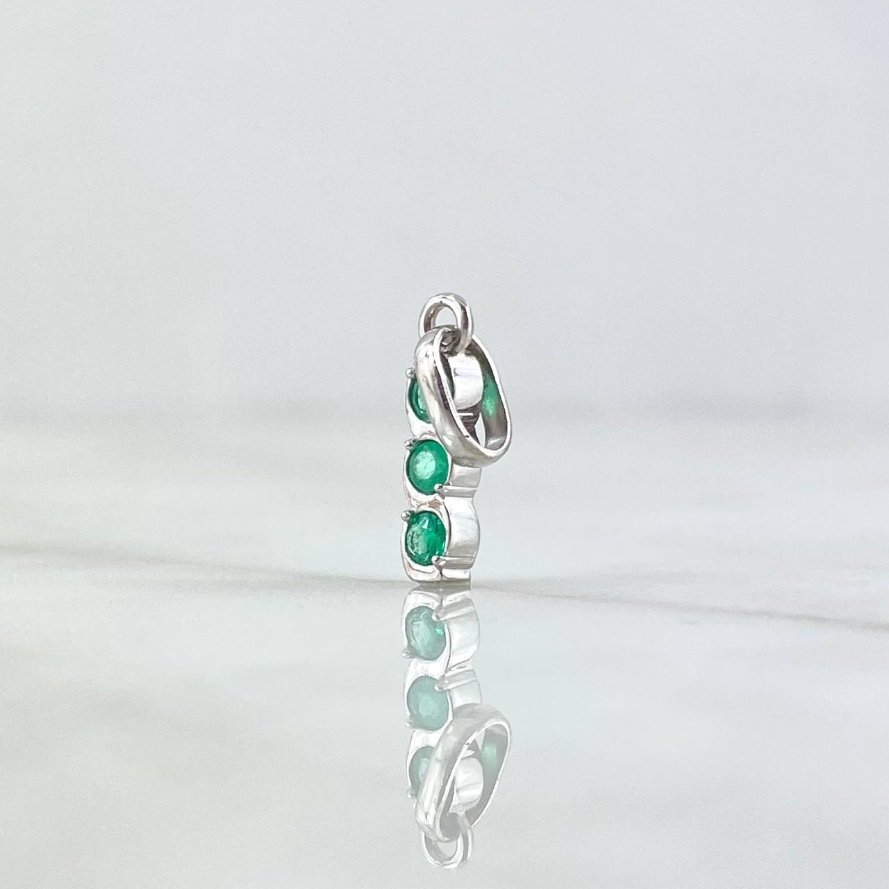 Dije Trio Lineal 0.85gr / 2cm / Esmeraldas 15Pts Oro Blanco 18K (Joya) ©