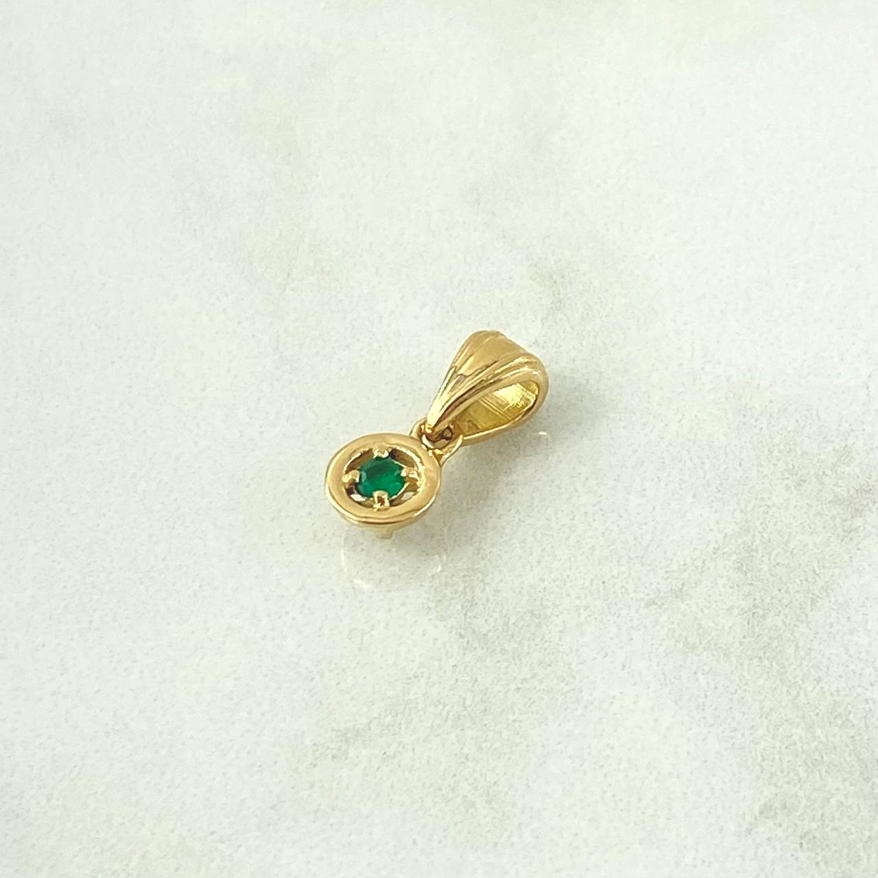 Dije Solitario En Aro 1.2gr / 1.5cm / Esmeraldas 06Pts Oro Amarillo 18K (Joya) ©