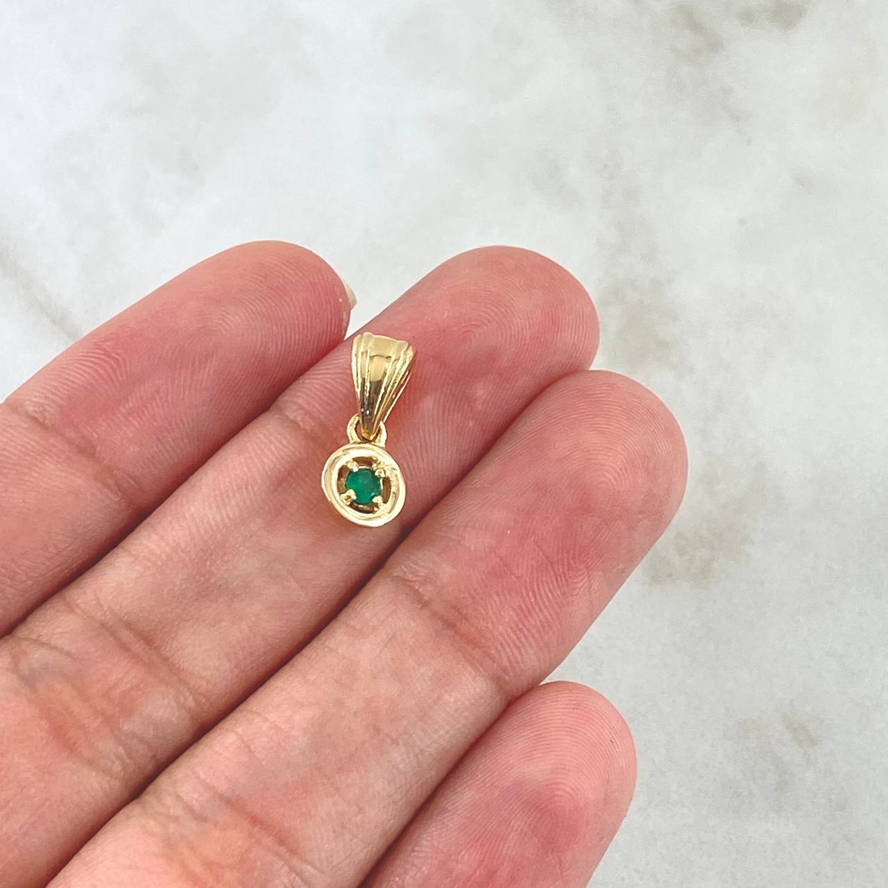 Dije Solitario En Aro 1.2gr / 1.5cm / Esmeraldas 06Pts Oro Amarillo 18K (Joya) ©