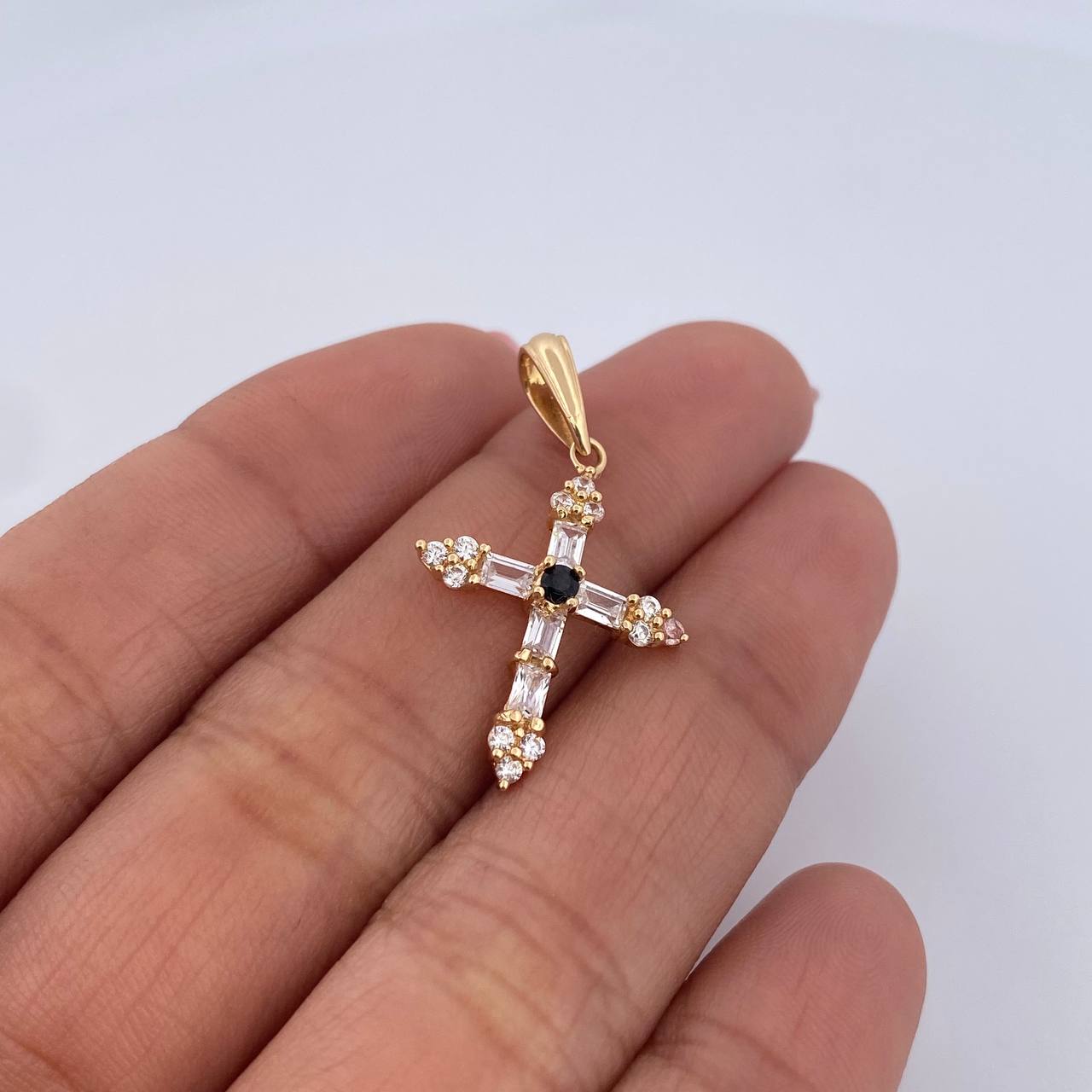 Dije Cruz Gotica 1.6gr / 2.9cm / Circones Blancos Negro Oro Amarillo 18K &