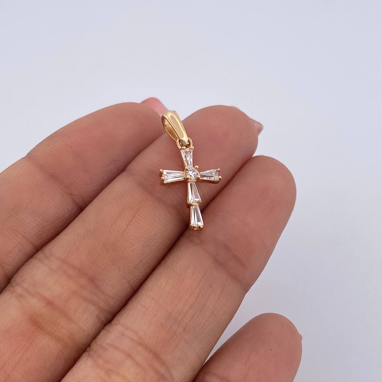 Dije Cruz 0.9gr / 2.1cm / Circones Blancos Oro Amarillo 18K &