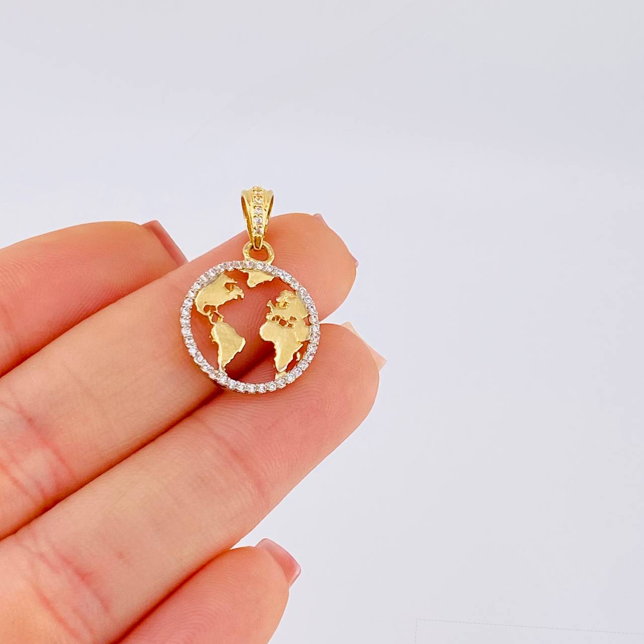 Dije Silueta Tierra 2 g / 1 in Oro Amarillo 18K