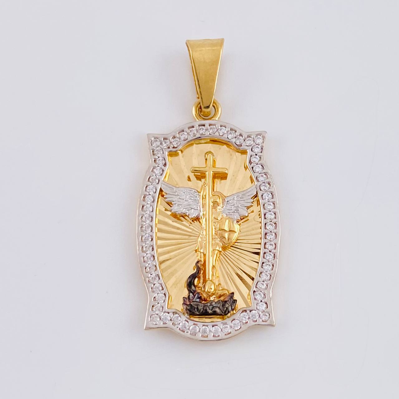 Dije Placa San Miguel Arcangel 5 g / 1 1/2 in Dos Oros Amarillo Blanco 18K