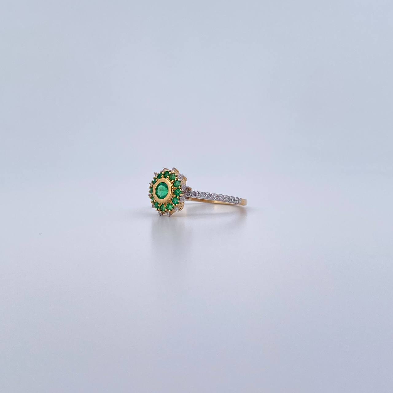 Dahlia Flower Ring 2.1gr / Size 5 1/4 / Emerald 21 Pts Diamond 21 Pts Two Yellows White Gold 18K (Jewel) &