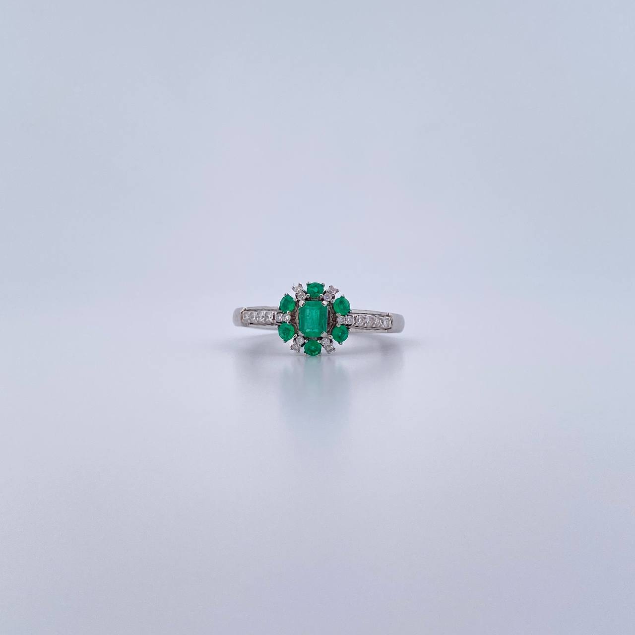 Halo Ring Churumbela 2.75gr / Size 6 1/4 / Emerald 33 Pts Diamond 11 Pts 18K White Gold (Jewel) &