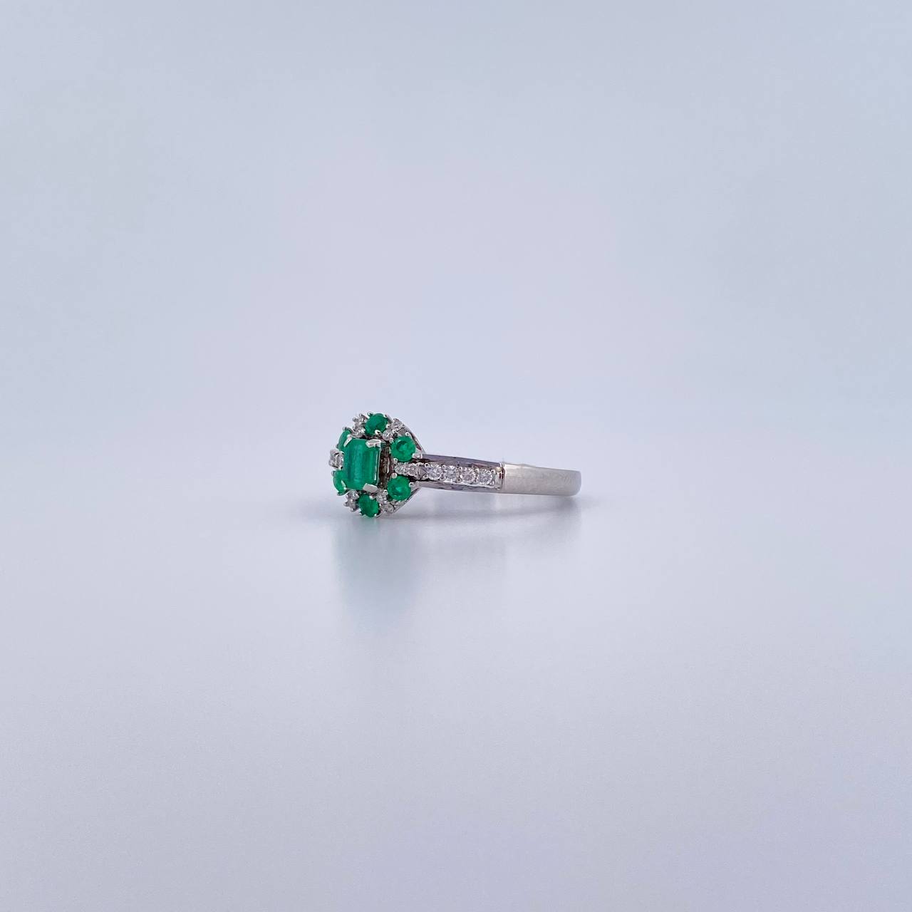 Halo Ring Churumbela 2.75gr / Size 6 1/4 / Emerald 33 Pts Diamond 11 Pts 18K White Gold (Jewel) &