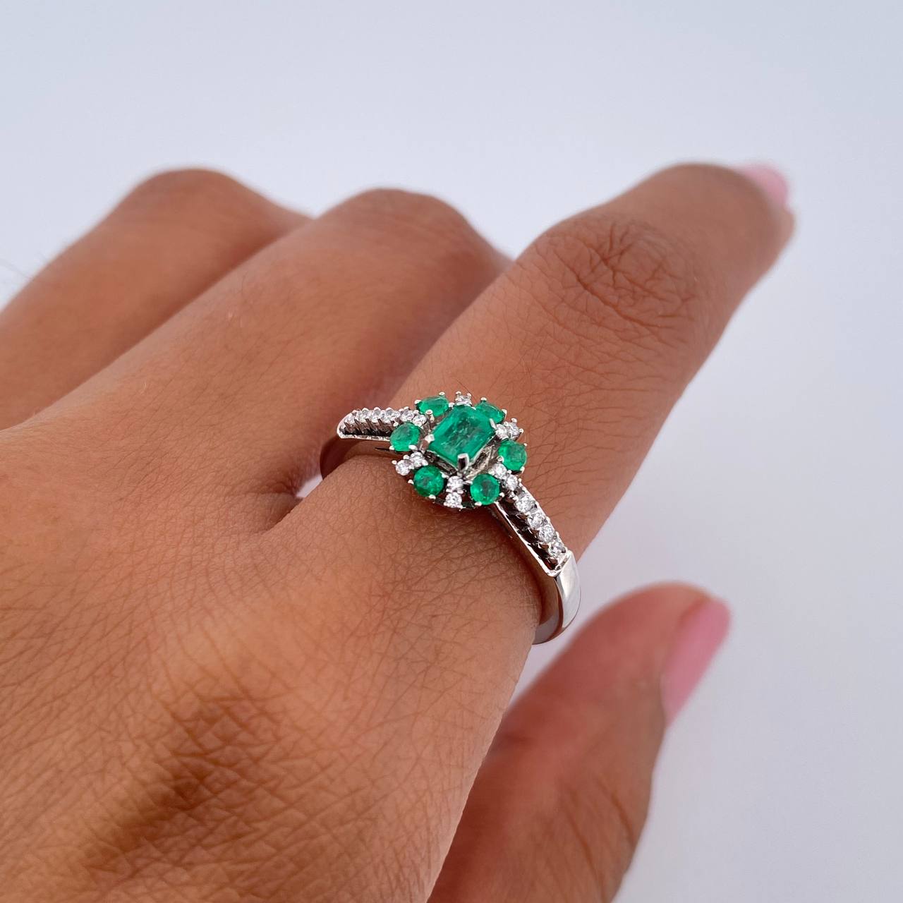 Halo Ring Churumbela 2.75gr / Size 6 1/4 / Emerald 33 Pts Diamond 11 Pts 18K White Gold (Jewel) &