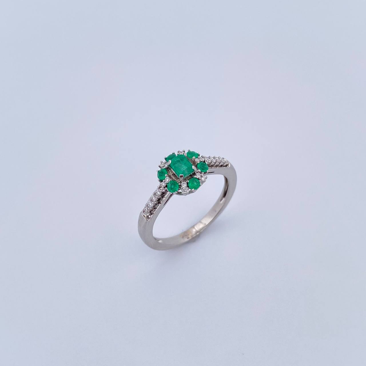 Halo Ring Churumbela 2.75gr / Size 6 1/4 / Emerald 33 Pts Diamond 11 Pts 18K White Gold (Jewel) &