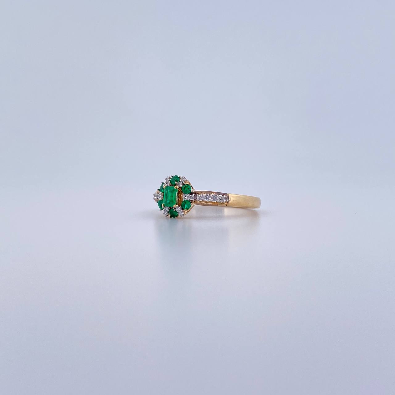 Halo Ring Churumbela 2.95gr / Size 7 / Emerald 27 Pts Diamond 15 Pts Two Yellows White 18K (Jewel) &